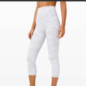 NWOT lululemon wunder under crop hi rise size 10, 21” camo jacquard alpine white